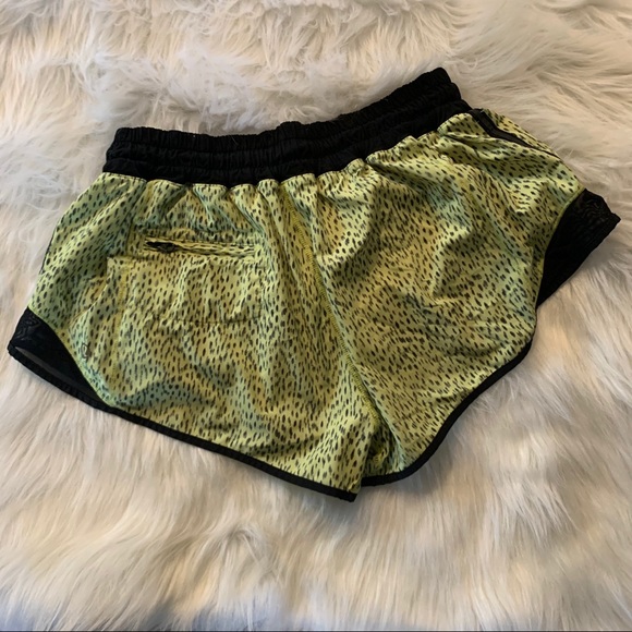 Lululemon Hotty Hot Shorts sz8 - Picture 5 of 10